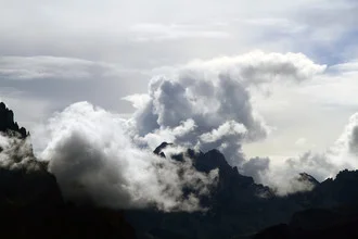 Fotokunst von Jens Berger: Panorama der bewölkten Alpen mit sanften Gipfeln.