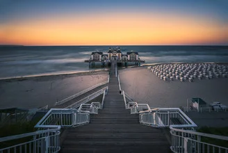 Fotokunst von Jean Claude Castor: Sonnenuntergang über der Seebrücke Sellin auf Usedom
