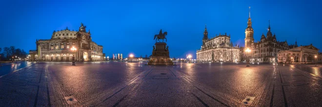 Photo of the Semperoper in Dresden at night, under a clear sky