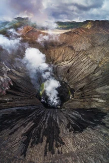 Fotokunst von Jean Claude Castor: Vulkankrater von Mount Bromo in Indonesien