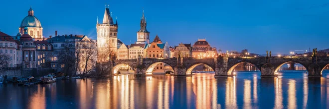 Panorama der Karlsbrücke in Prag während der blauen Stunde.
