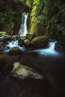 Wasserfall auf Sao Miguel: sanfte Kaskade umgeben von grüner Natur.