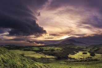 Fotokunst von Jean Claude Castor: dramatischer Himmel über Pico mit bunten Wolken