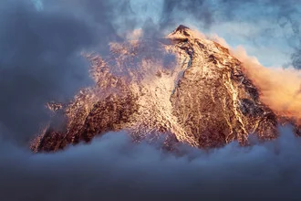 Fotokunst von Jean Claude Castor: Nahaufnahme des Pico Berggipfels in Portugal