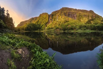 Fotokunst von Jean Claude Castor: Wasserfall bei Sonnenuntergang auf Flores in Portugal