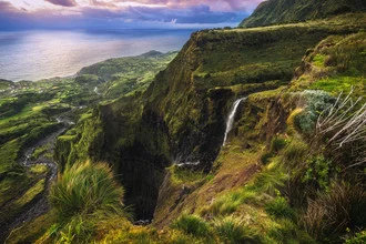 Landschaftsaufnahme mit Wasserfall auf Flores, sanfte Farben und ruhige Stimmung