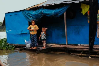 Fotokunst von Jim Delcid: Kinder im schwimmenden Dorf Kampong Chhnang, Kambodscha.