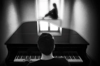 Photo art by Roswitha Schleicher-Schwarz: Pianist at the piano with gentle reflections.