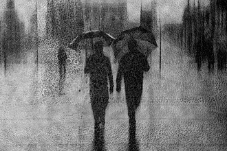 Fotokunst von Roswitha Schleicher-Schwarz: zwei Fußgänger im Regen unter einem Regenschirm