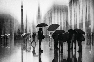 Regnerischer Platz in München, Fußgänger mit Regenschirm und Straßenlampen