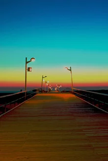 Fotokunst mit Holzweg an der Nordsee bei St. Peter Ording in blauer Stunde