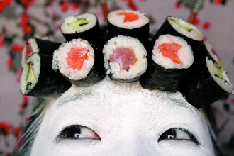 Fotokunst von Enora Lalet: fröhliches Sushi-Porträt mit bunten Maki-Rollen