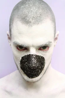 Fotokunst von Enora Lalet: Porträt mit Bodypainting und ausdrucksstarken Augen.