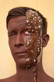 Fotografie von Brownies mit Nüssen, die eine gemütliche Küchenszene darstellen.