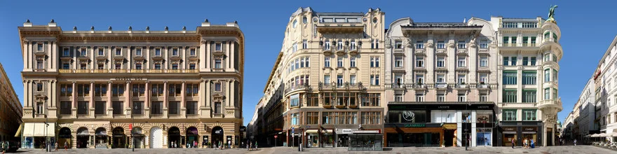 Fotografie einer lebhaften Straßenansicht in Wien mit Jugendstilgebäuden.