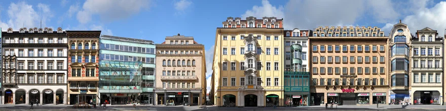 Bunte Straßenszene in Leipzig mit historischen Gebäuden und lebendigem Stadtleben.