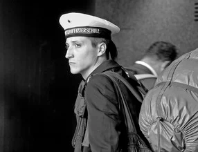 Fotokunst von Simon Bode: Militärischer Soldat schaut in die Ferne