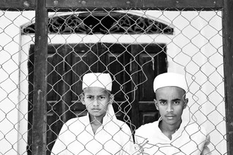 Photo art by Simon Bode: Two people in a busy street in Sri Lanka.