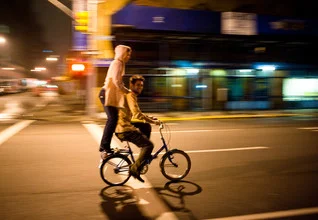 Fotokunst von Simon Bode: fröhliche Fahrradtour auf der Straße mit Freunden