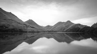 Fotokunst von Christian Janik: ruhiger Sonnenaufgang über dem Moke Lake in Neuseeland.