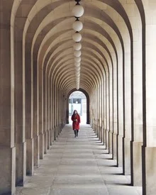 Fotokunst von Roc Isern: minimalistisches Bild einer Bogenreihe in Manchester.