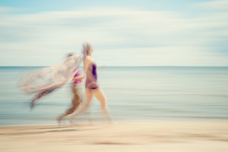 Holger Nimtz, two women on beach IV