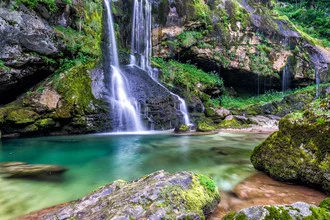 Fotokunst von Günther Reissner: ruhiger Wasserfall in Slowenien umgeben von Natur