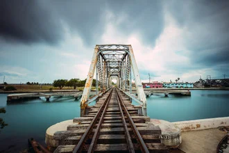Fotokunst von Franz Sussbauer: Stahlbrücke in Matanzas, Kuba, in sanften Blautönen.