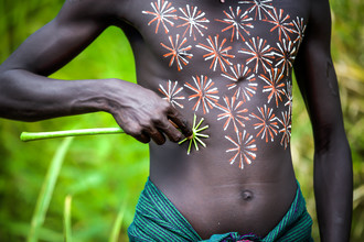 Miro May, Blumen an meinem Körper - Äthiopien, Afrika)