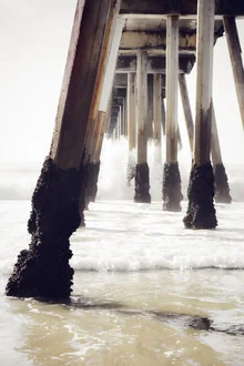 Fotokunst von Karl Johansson: alter Holzpier mit sanften Wellen in Kalifornien