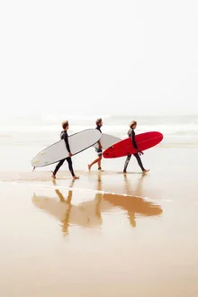 Fotokunst von Karl Johansson: Surfer in den Wellen des Atlantiks