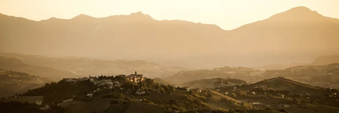 Stimmungsvolle Abendlandschaft in den Apeninen, sanfte Hügel und ein ruhiges Dorf