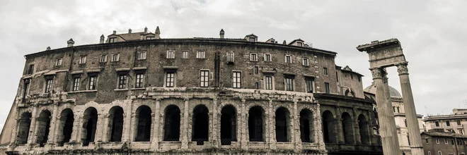 Fotokunst: antikes Rom mit Säulen und dem Theater von Marcellus in Rom