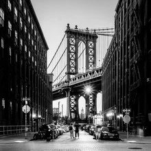 Fotokunst von Christian Janik: Manhattan Bridge bei Nacht in New York