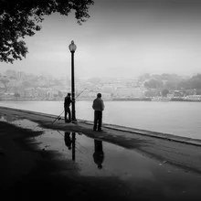 Fischer in Porto, die entspannte Atmosphäre am Wasser genießen.