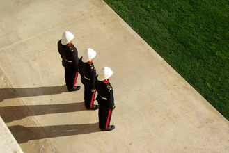 Fotokunst von Martin Erichsen: Soldaten in geometrischer Formation während einer Parade