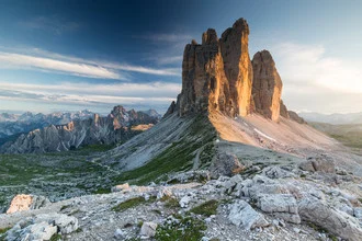 Fotokunst von Mikolaj Gospodarek: sanfte Abendstimmung der drei Zinnen in den Dolomiten.