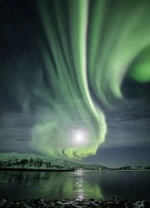 Fotokunst von Sebastian Worm: sanfte Nordlichter über einer friedlichen Landschaft in Norwegen