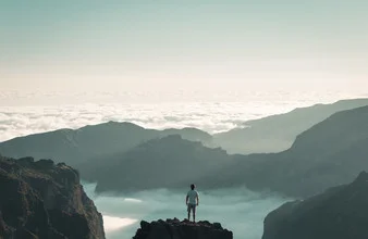 Fotokunst von Tiago Sales: Wolkendecke über einer Landschaft während des Sonnenuntergangs