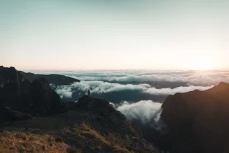 Fotokunst von Tiago Sales: ruhiger Sonnenaufgang über Madeira mit Wolken und sanftem Licht