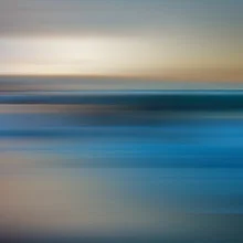 Abstrakte Fotokunst von Steffi Louis: sanfte Wasserwellen in Blau und Gold.
