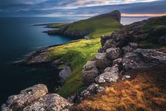 Fotokunst von Jean Claude Castor: Sonnenuntergang über Neist Point auf der Isle of Skye