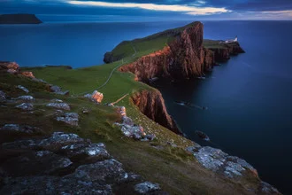 Fotokunst des Neist Point Leuchtturms während der blauen Stunde in Schottland.
