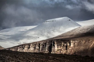 Captivating photo art by Sebastian Worm: Arctic mountain landscape in Svalbard.