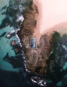 Fotokunst von Fin Matson: Luftaufnahme von Mona Vale Beach mit sanften Wellen