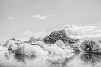 Photo art by Pascal Deckarm: calm view of Jökulsarlon with icebergs in the water