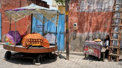 Fotokunst von Michael Wagener: Wartende Menschen an einem bunten Karussell in Agra, Indien.