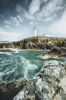 Fotokunst von Philipp Steiger: Leuchtturm an der Küste Irlands bei stürmischem Wetter