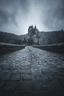 Morgendlicher Nebel über einem Schloss, sanfte Farben und ruhige Atmosphäre