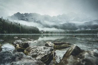 Ruhevoller See mit Nebel und Bergen im Morgenlicht, von Philipp Steiger.